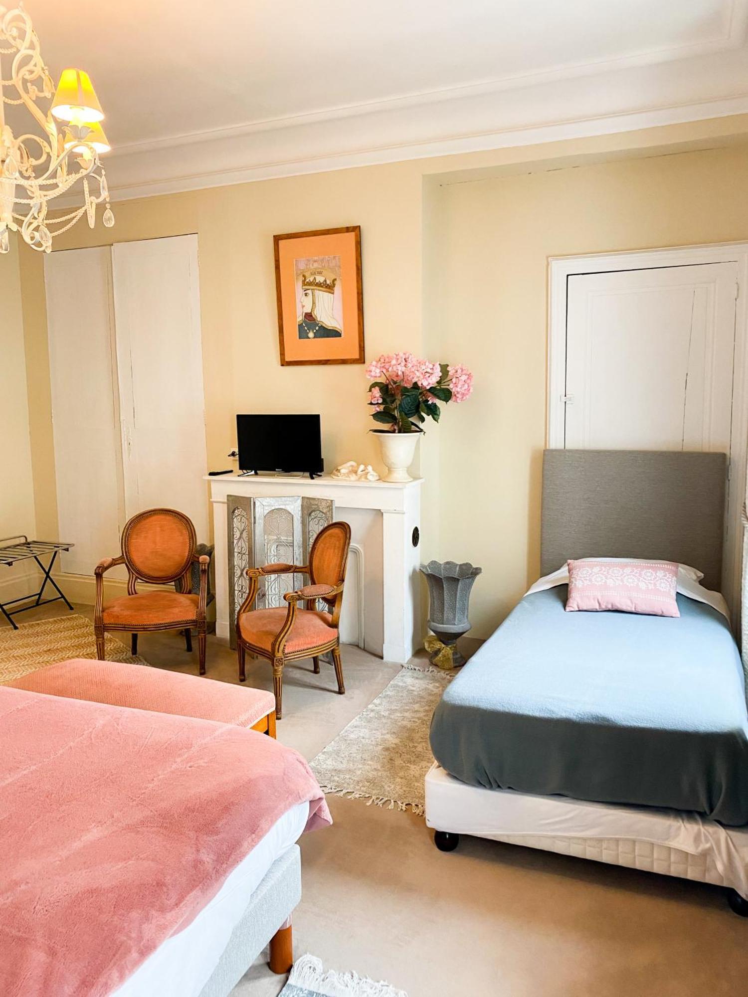 Chambres D'Hotes La Villa Alienor เลส์ อองเดอลีย์ส ภายนอก รูปภาพ