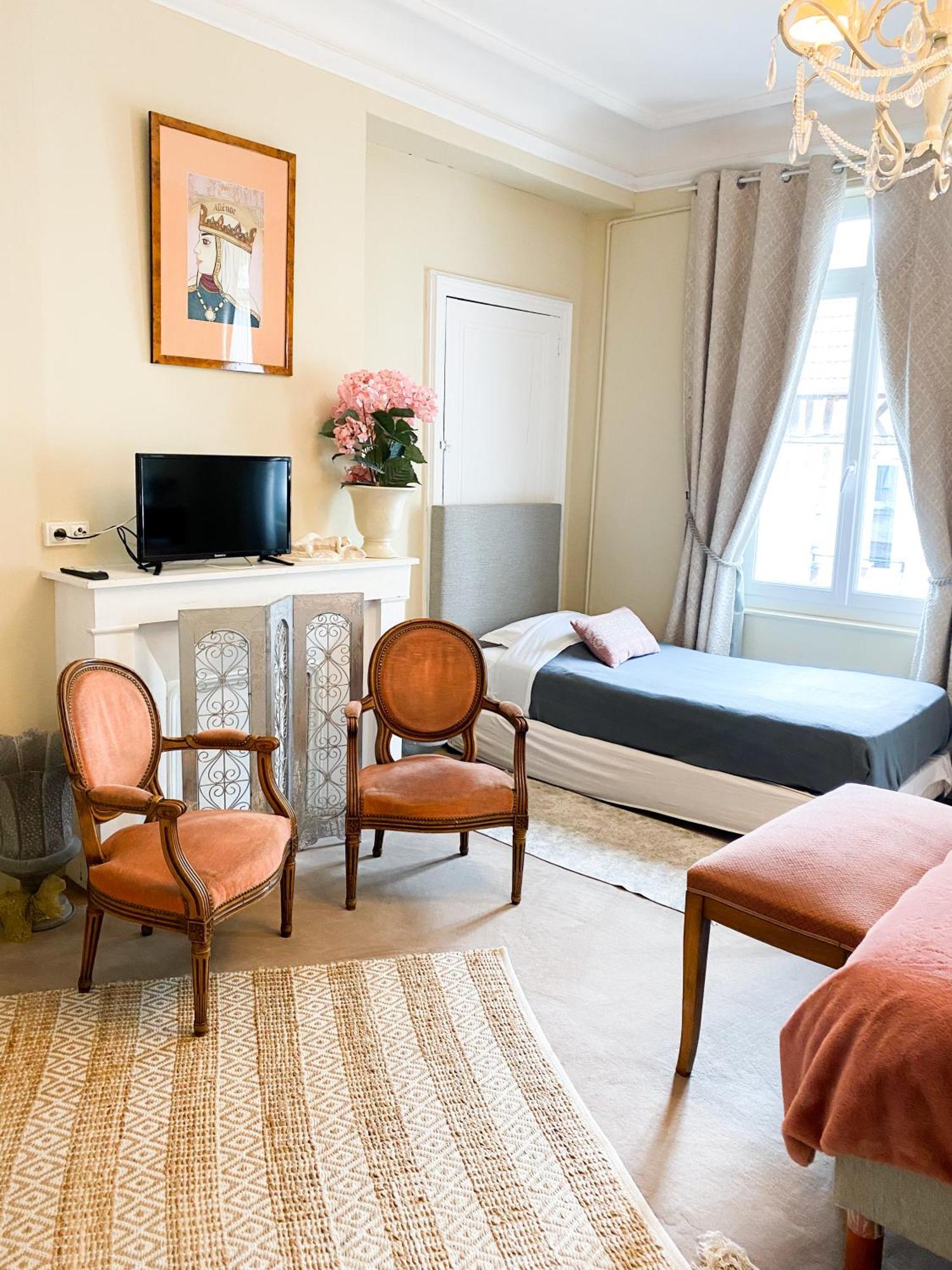 Chambres D'Hotes La Villa Alienor เลส์ อองเดอลีย์ส ภายนอก รูปภาพ